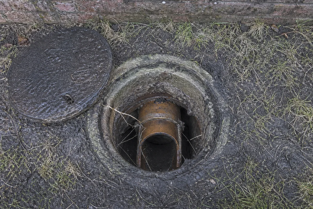 Ancienne canalisation en grès dégagée dans un regard de jardin picard